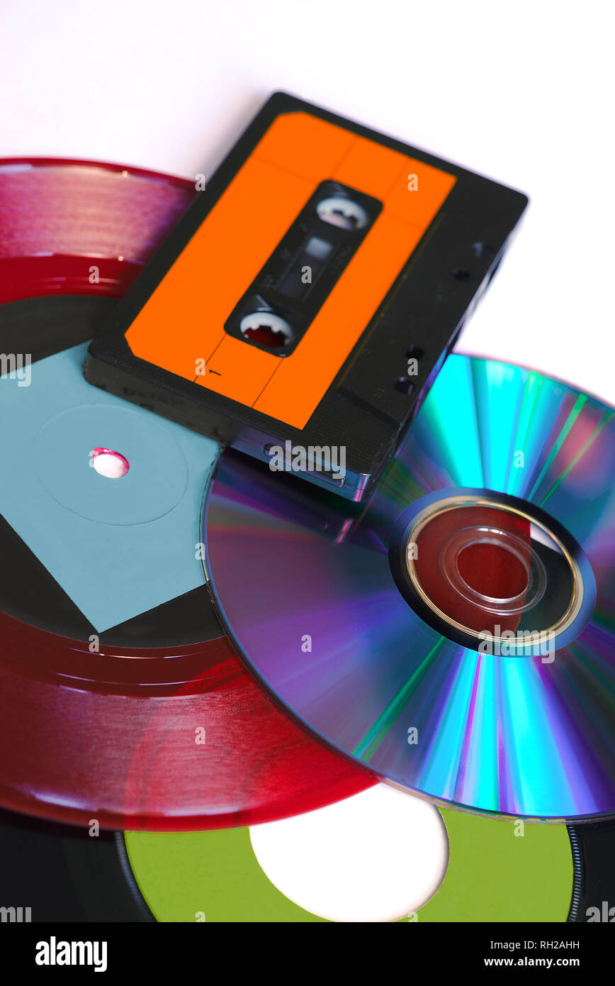CD, Rot und Schwarz Vinyl Disc und Audio Tape auf weißem Hintergrund Stockfoto