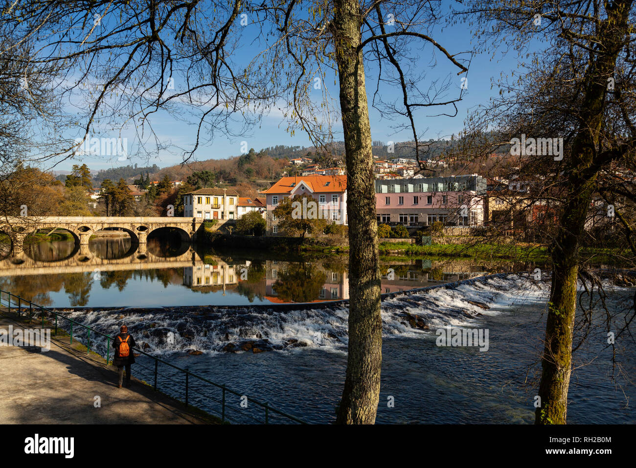 Alte Brücke, Vez Fluss und Dorf Arcos de Valdevez. Viana do Castelo, Region Alto Minho. Nördlichen Portugal, Europa Stockfoto