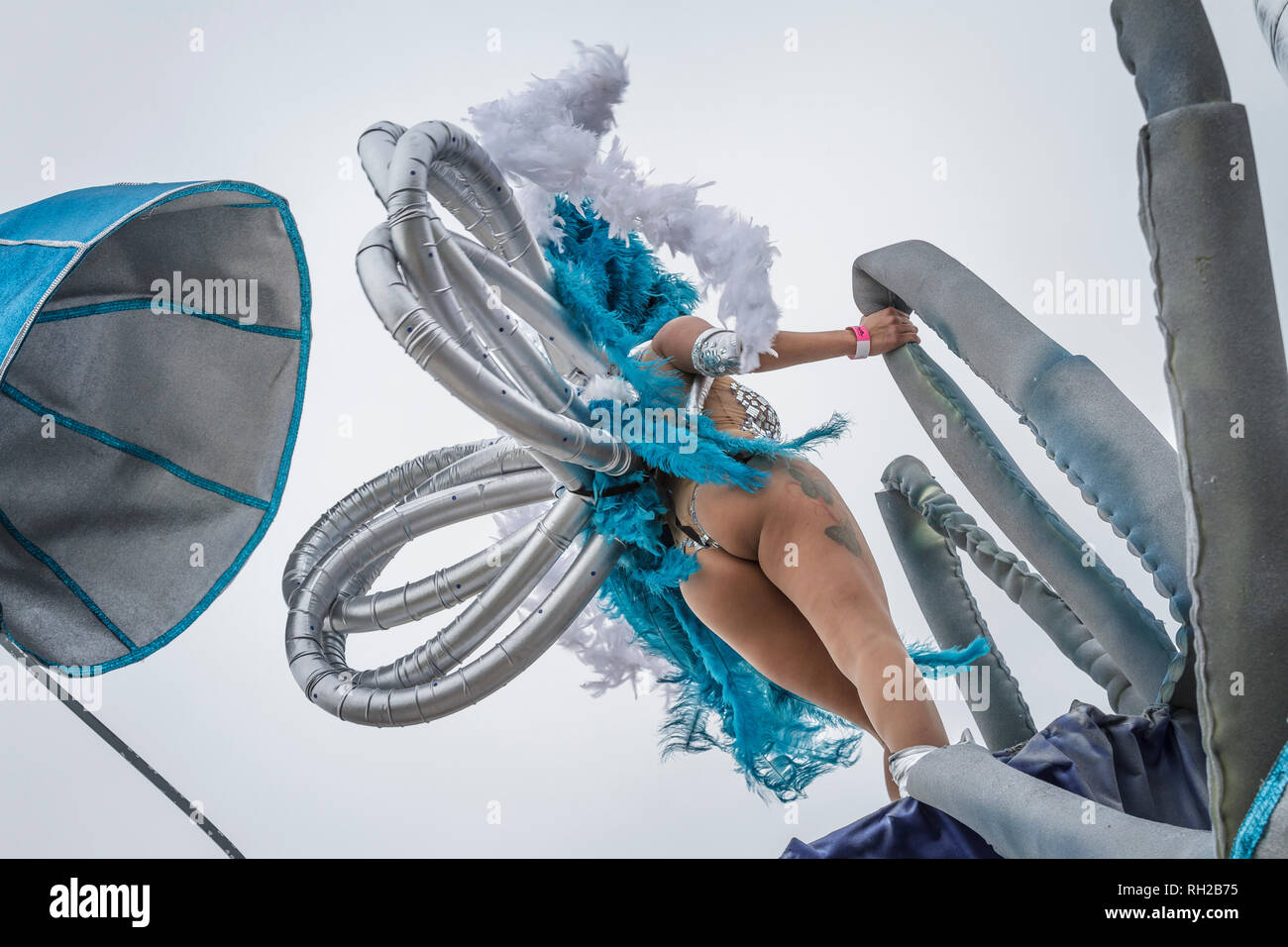 Frau in Tracht - Ansicht von hinten auf einen Schwimmer in Silber und Türkis - Mealhada Karneval parade-brasilianischen Stil - Portugal Stockfoto