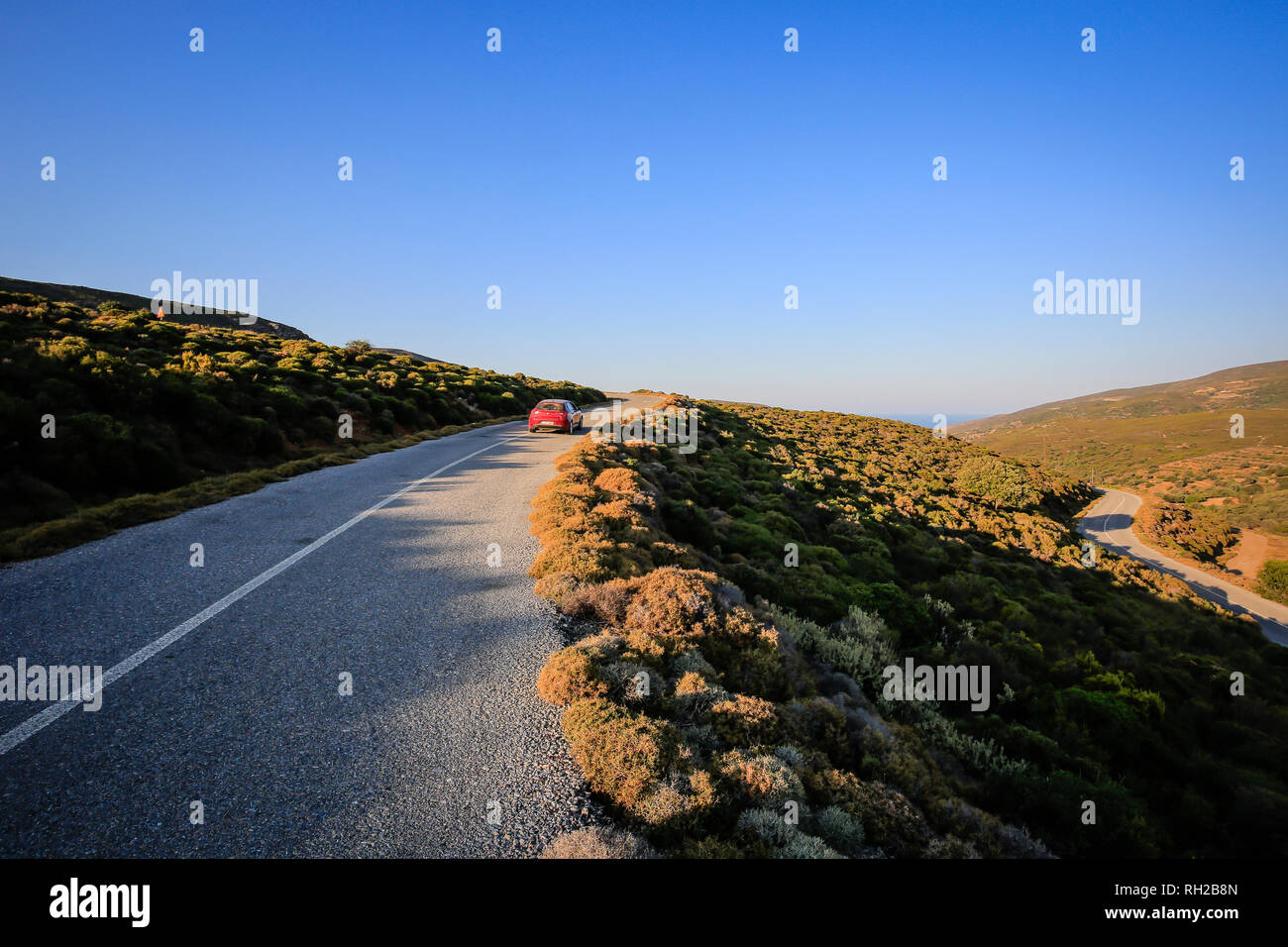 Insel Andros, Kykladen, Griechenland - Landschaft, Straße im Norden der Insel. Insel Andros, Kykladen, Griechenland - Landschaft, Landstraße im Norde Stockfoto