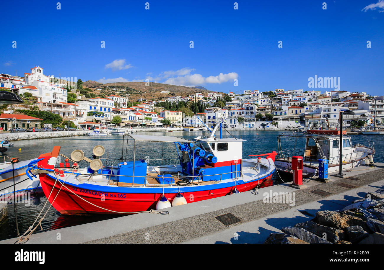Batsi, Andros, Kykladen, Griechenland - bunte Fischerboote im Hafen von Batsi, der Ferienort der griechischen Insel Andros. Batsi, Stockfoto