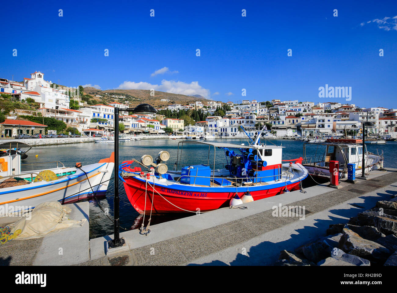 Batsi, Andros, Kykladen, Griechenland - bunte Fischerboote im Hafen von Batsi, der Ferienort der griechischen Insel Andros. Batsi, Stockfoto