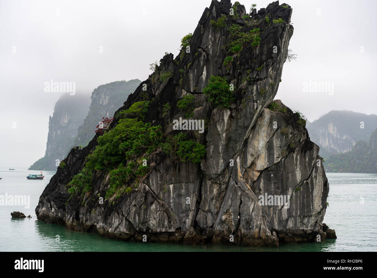 Halong Bucht in mystische Wolken. Mystische Atmosphäre in der Welt berühmten halong Bucht. Stockfoto