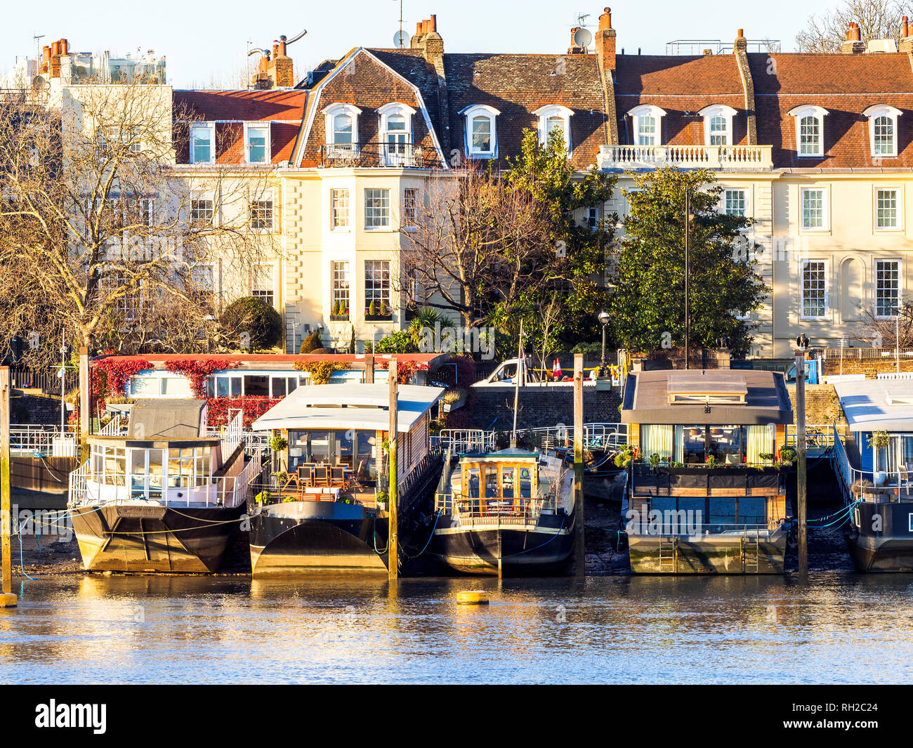 Boote bei Ebbe auf der Themse in Chelsea emnbankment - London, England Stockfoto