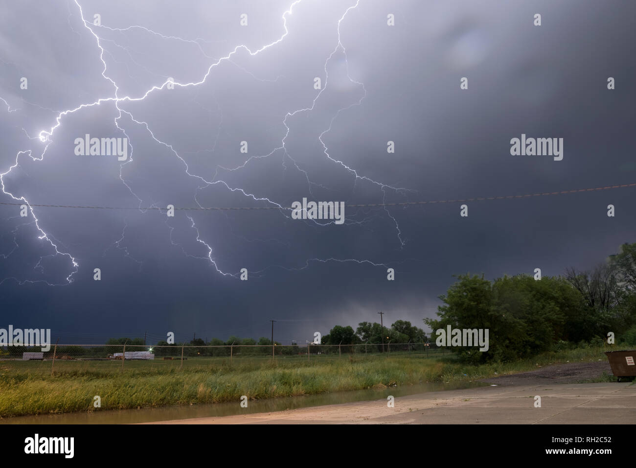 Blitz Raupenschlepper im Himmel über Norfolk, Nebraska Stockfoto