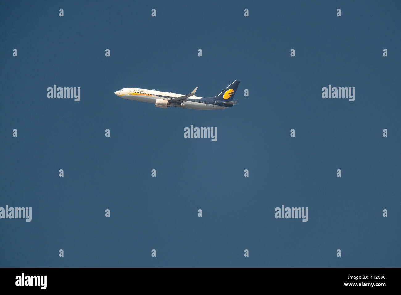 KATHMANDU, Nepal - ca. Januar 2019: Jet Airways Boeing 737-85 R fliegt über Kathmandu nach dem Start von der Tribhuvan International Airport. Stockfoto