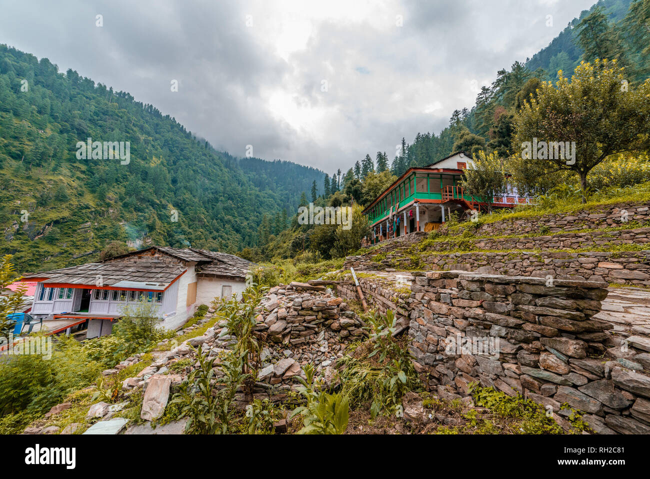 Ein traditionell Himachali Dorf im Himalaja. Die Berge im Hintergrund, Indien Stockfoto