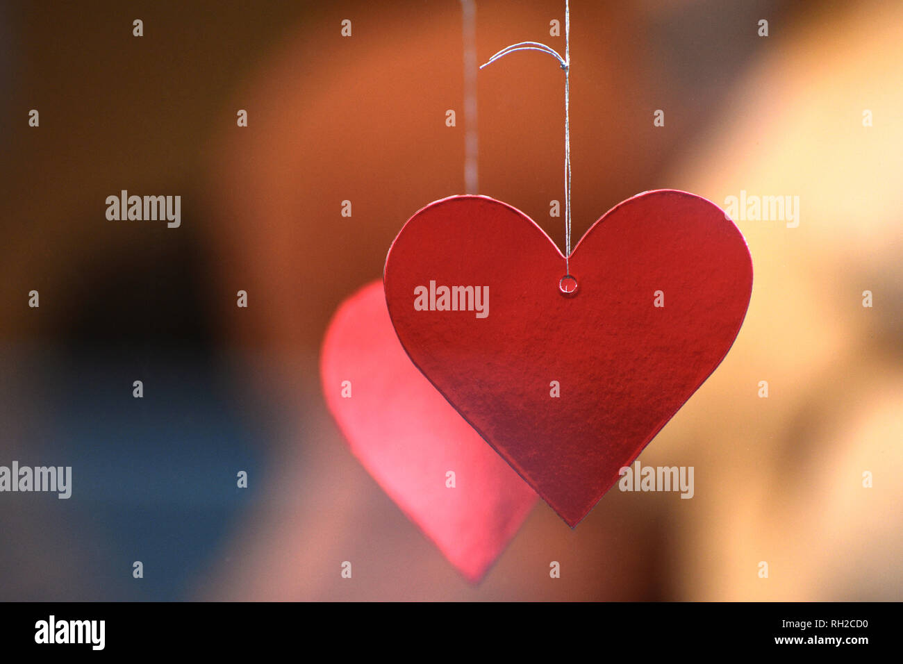 Zwei hängenden roten Karton Herzen auf Silber Gewinde Stockfoto