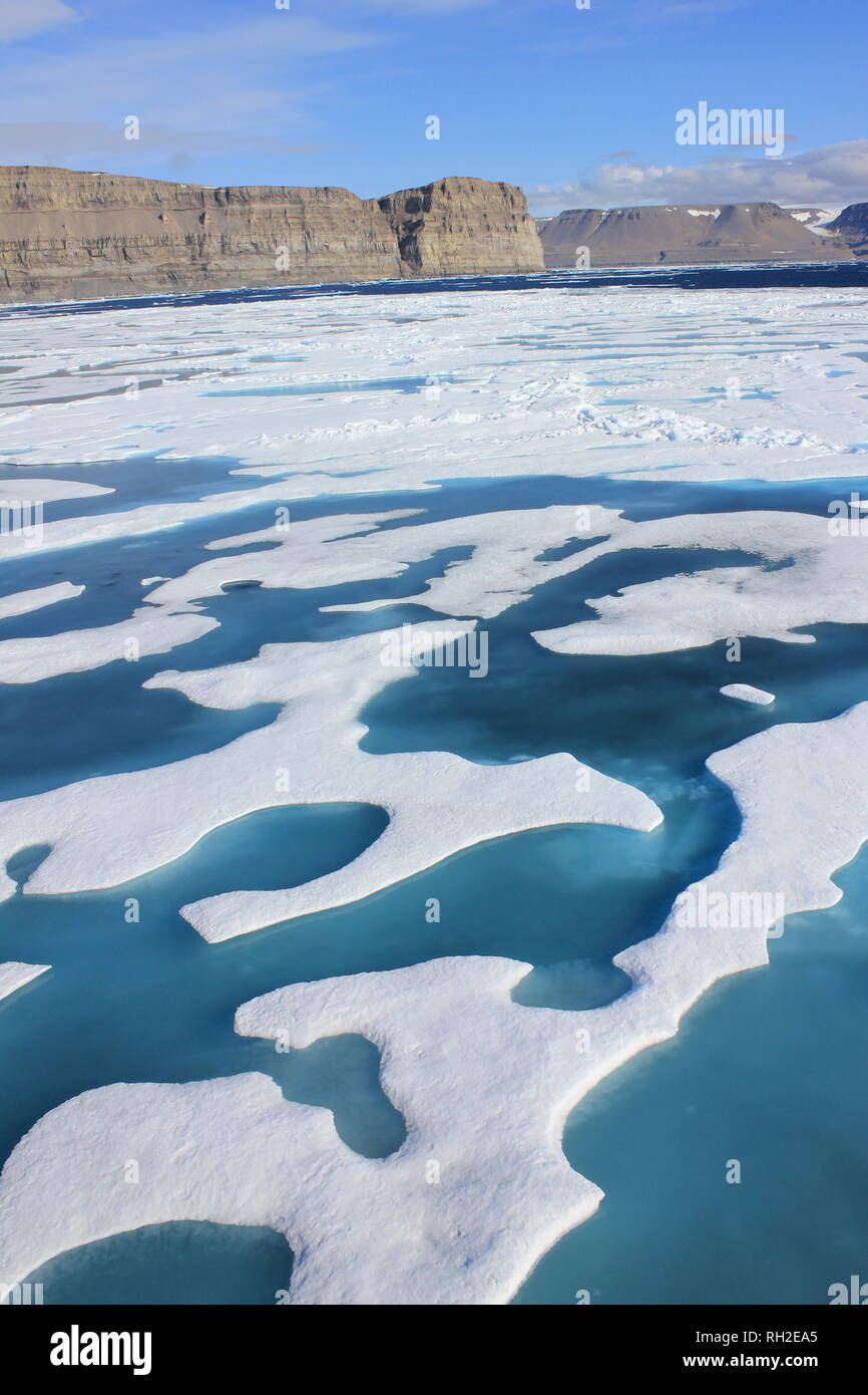 Gefrorene Landschaft von Lancaster Sound mit Devon Island im Hintergrund, der Kanadischen Arktis ab CCGS Amundsen gesehen Stockfoto