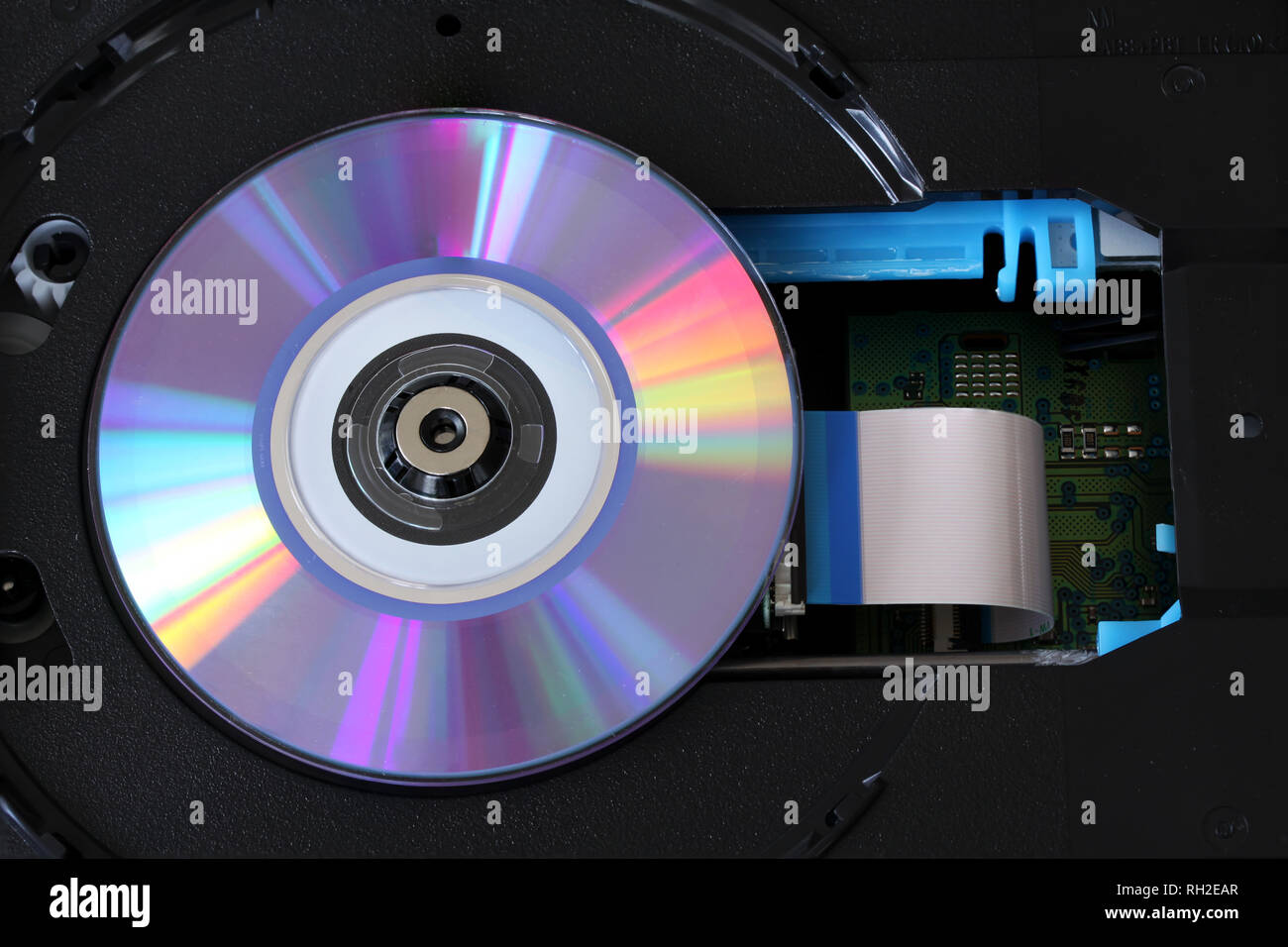 CD in einer DVD-Payer mit Schaltungen, Kabel und Platinen - Nahaufnahme Stockfoto