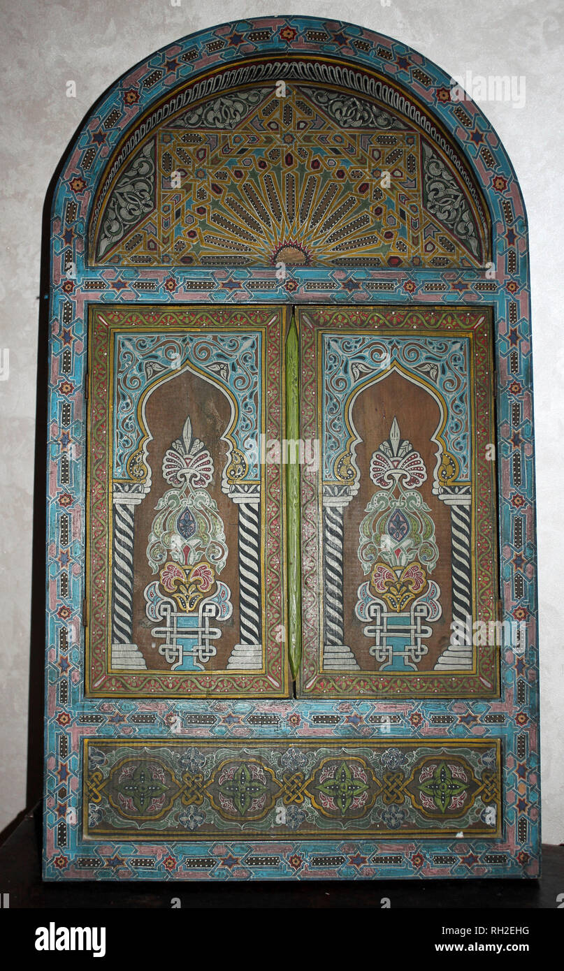 Marokkanische bemalte hölzerne Fensterläden Stockfoto