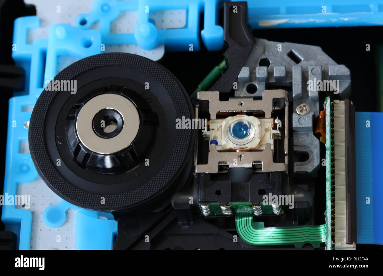 CD inside a DVD payer showing optical pick up laser lens with circuits, cables and boards - close up Stockfoto