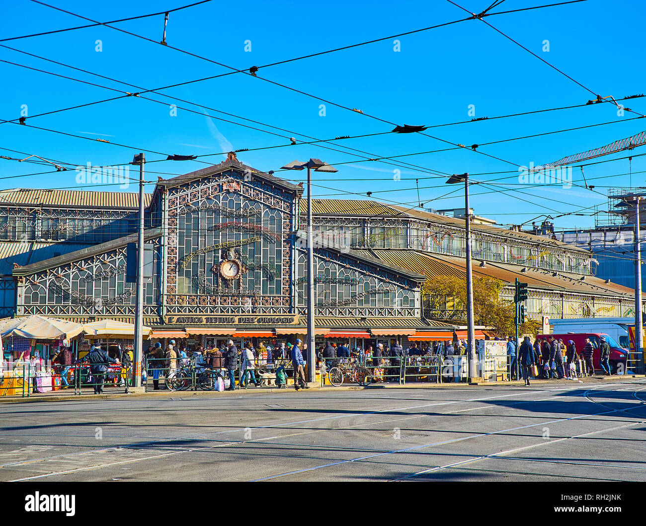 Die Bürger vor der Antica Ballatoio dell'Orologio Gebäude, die frische Lebensmittel Teil der Porta Palazzo Markt. Turin, Piemont, Italien. Stockfoto