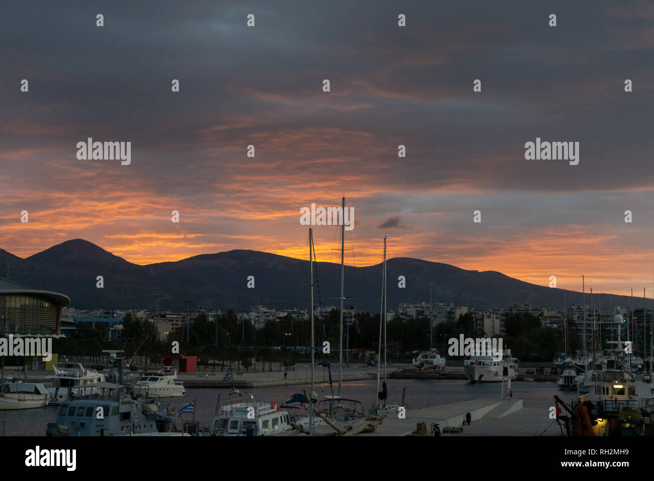 Der Himmel sah so aus, als ob es auf Feuer & der Blick auf das Mittelmeer Meer war absolut atemberaubend. Stockfoto