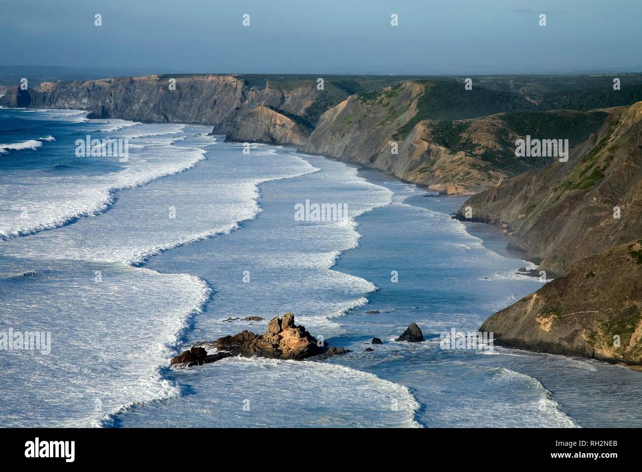 Die Wellen am Strand an der steilen Küste, Blick vom Torre de Aspa zu Praia do Castelejo, Algarve, Portugal Stockfoto