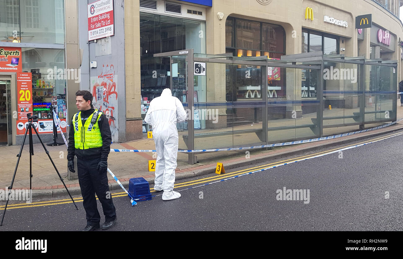Die Szene außerhalb von Mcdonald's in der Höhe von Sheffield Straße, wo Zeugen fürchtete, ein Mann, der einen anderen Mann mit einer Machete' angegriffen war, alle zu töten. Stockfoto