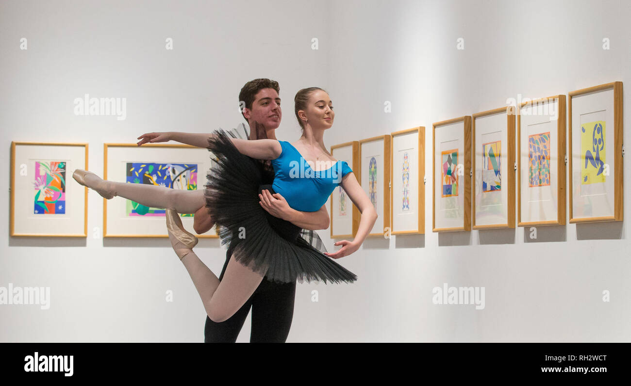 Aimee Casey und Alex Johnson aus dem Elmhurst Ballettschule vor der lithographischen Reproduktionen von Matisse während der letzten Jahre seines Lebens und die gleiche Technik verwendete er während der Arbeit an djagilews Ballet Russes, die auf der Zeichnung mit einer Schere Ausstellung in Worcester City Art Gallery und Museen produziert. Stockfoto