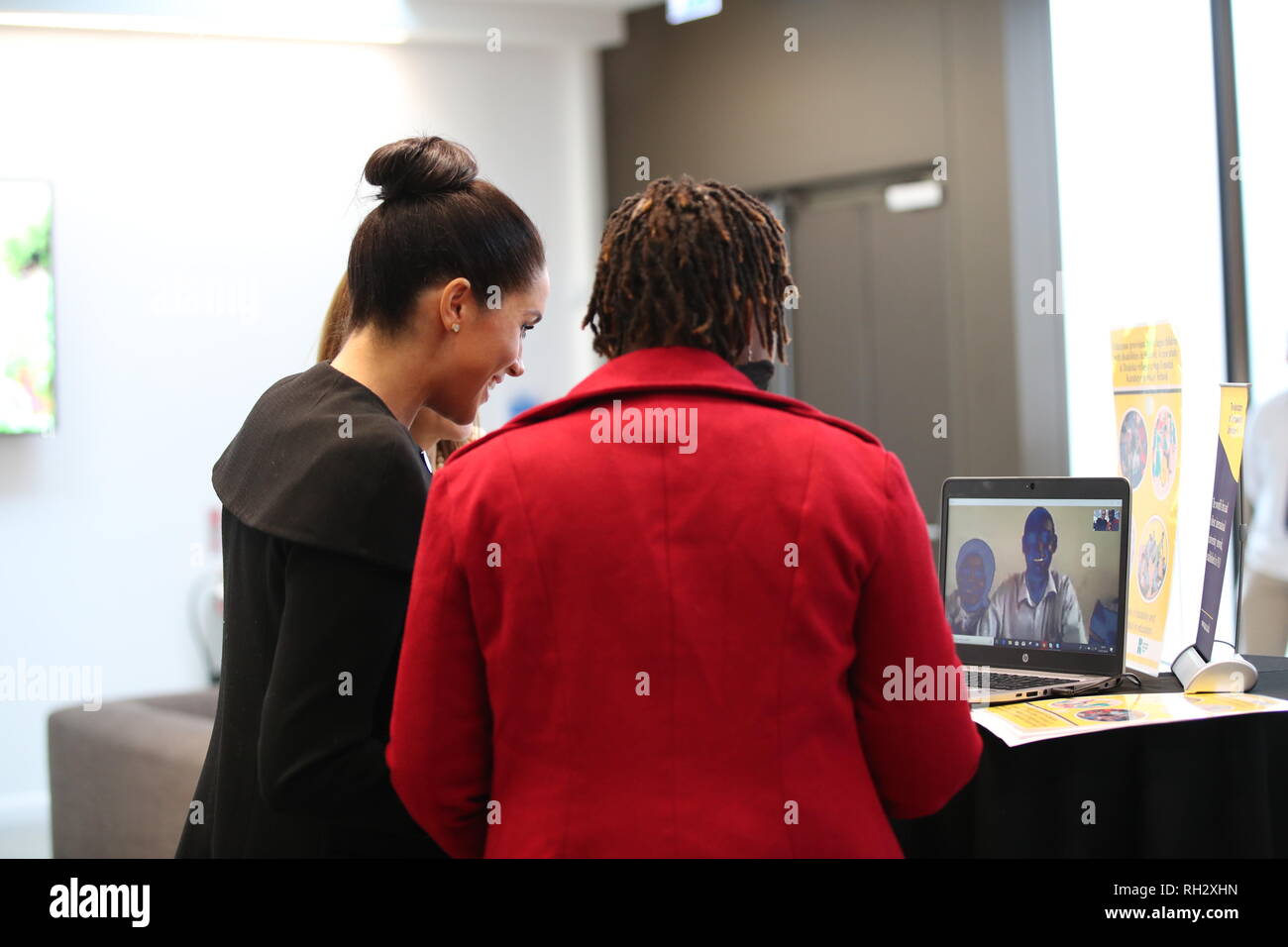 Die Herzogin von Sussex spricht über Skype, Hilary Harawo, ein Student in Ghana, bei einem Besuch in der Vereinigung der Commonwealth Universitäten an der Universität von London. Stockfoto