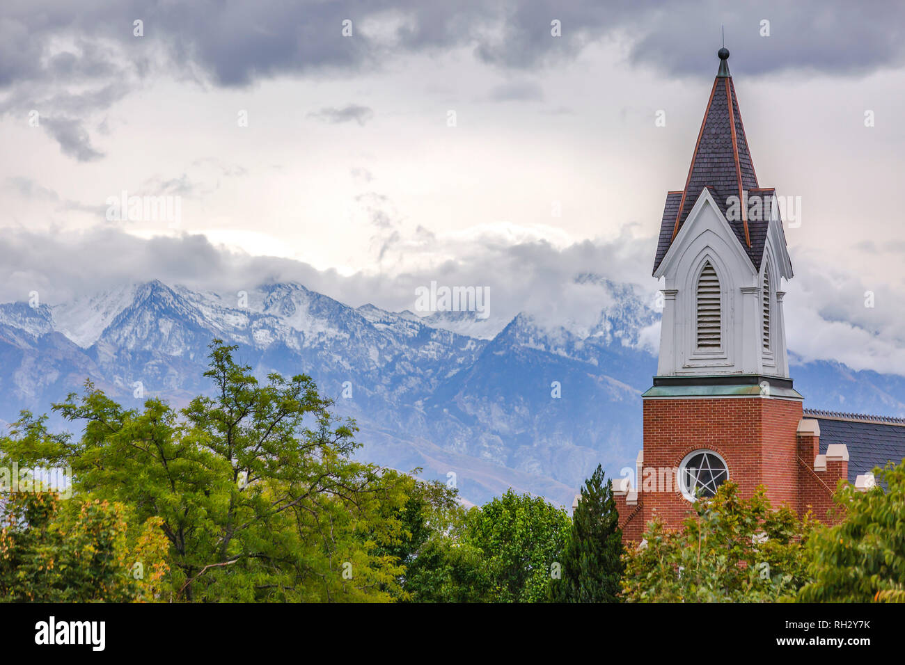 Turm der Kirche mit Berg im Hintergrund Stockfoto