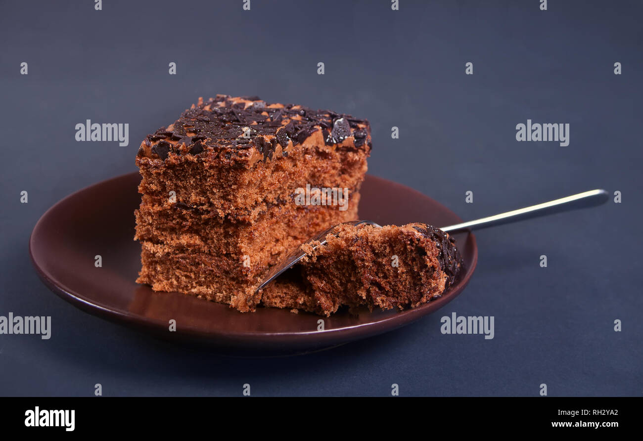 Leckere Schokolade Kuchen auf dem Braunen auf dem Schwarzen Tisch Stockfoto