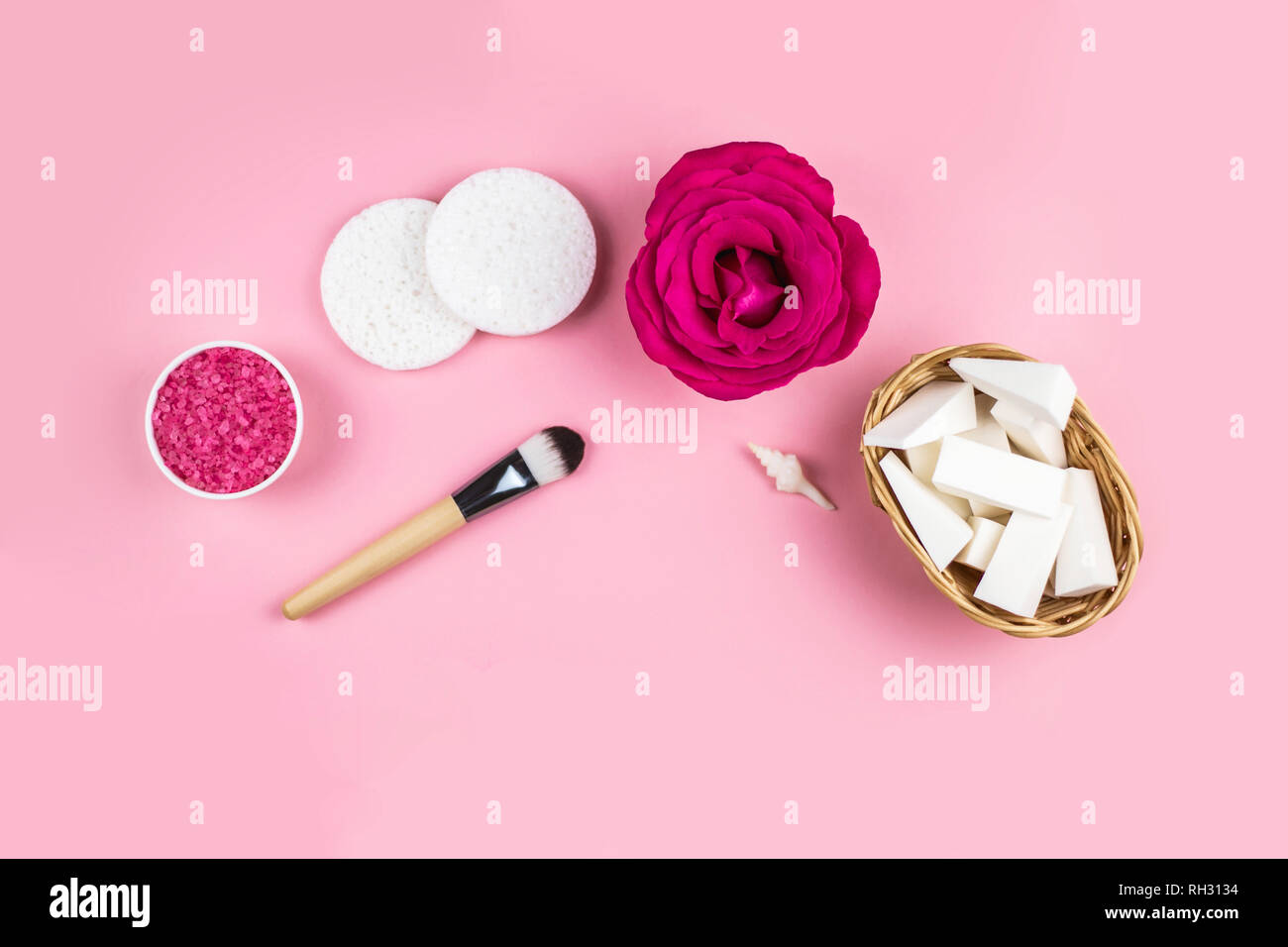 Vorbereitung Home Spa Kosmetik auf rosa Hintergrund. Stockfoto