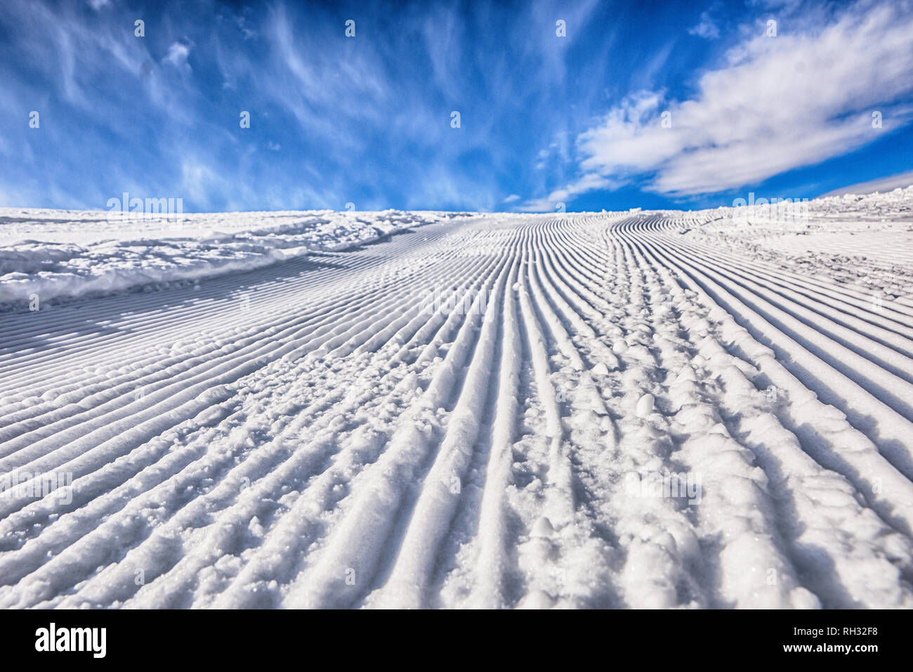 Leere Spur im Skigebiet nach dem Lastwagen. Sonnigen Tag. Ski Trail in Karakol, Kirgisien. Stockfoto