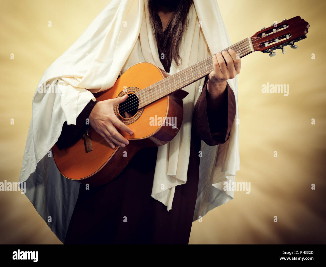 Mann, der Jesus Christus Kostüm und spielt Gitarre. Religiöse Musik Konzept. Stockfoto