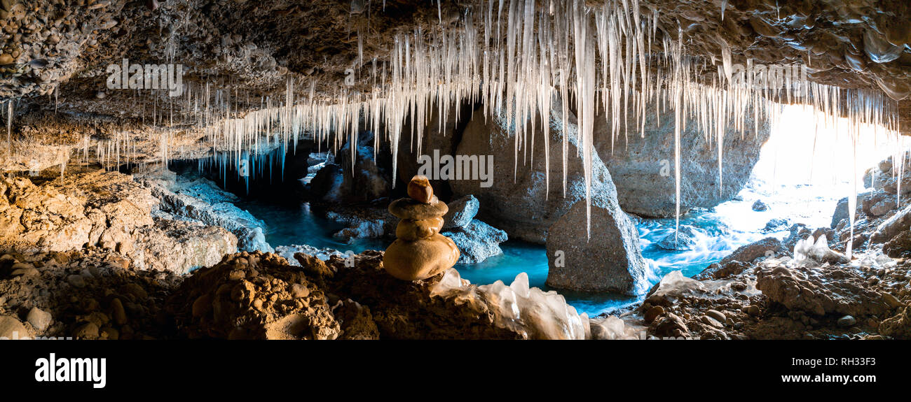 Panorama der Höhle mit Stalaktiten. Stockfoto