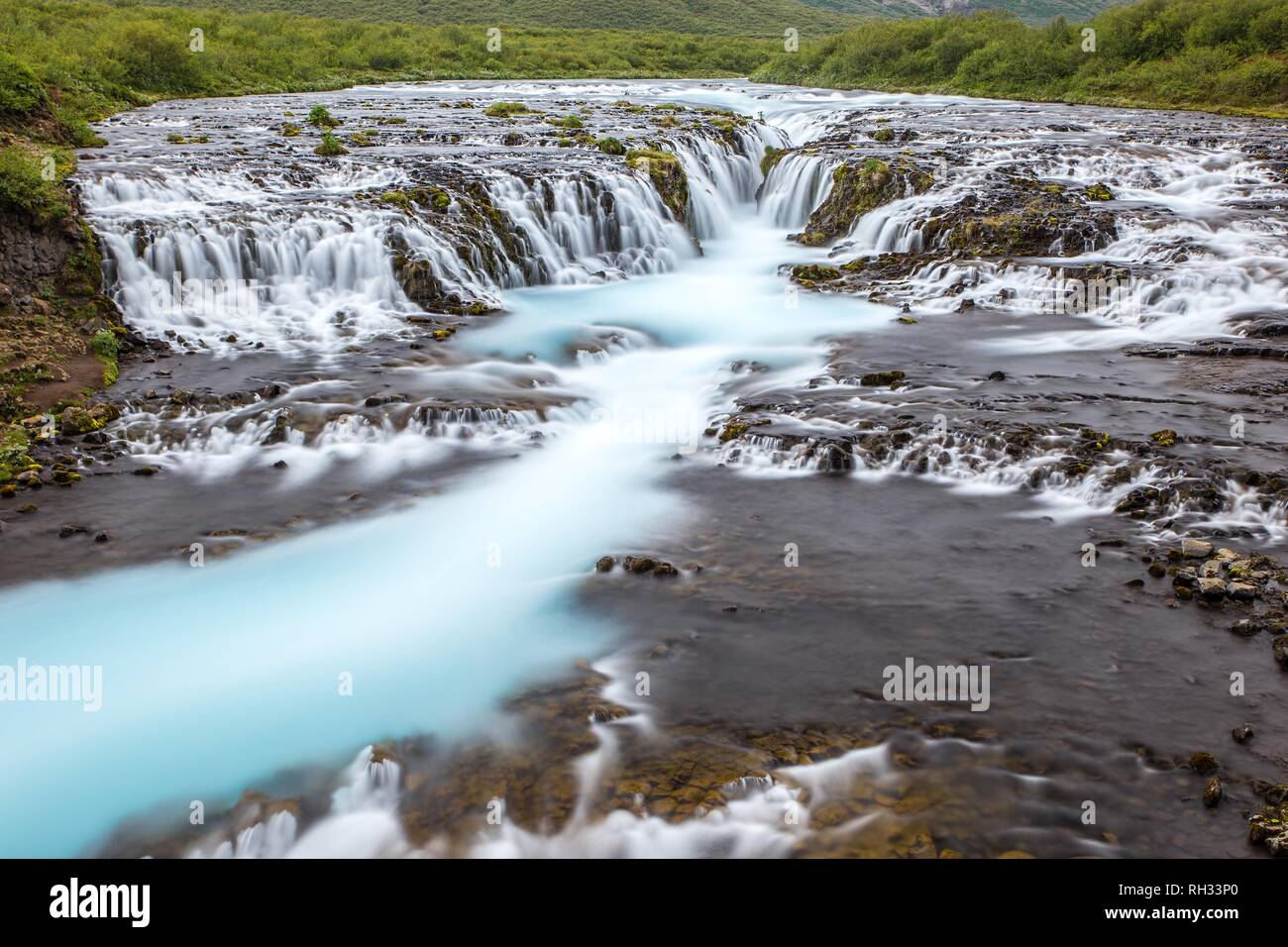 Helle leistungsstarke Bruarfoss Wasserfall in Island mit cyan Wasser. Stockfoto