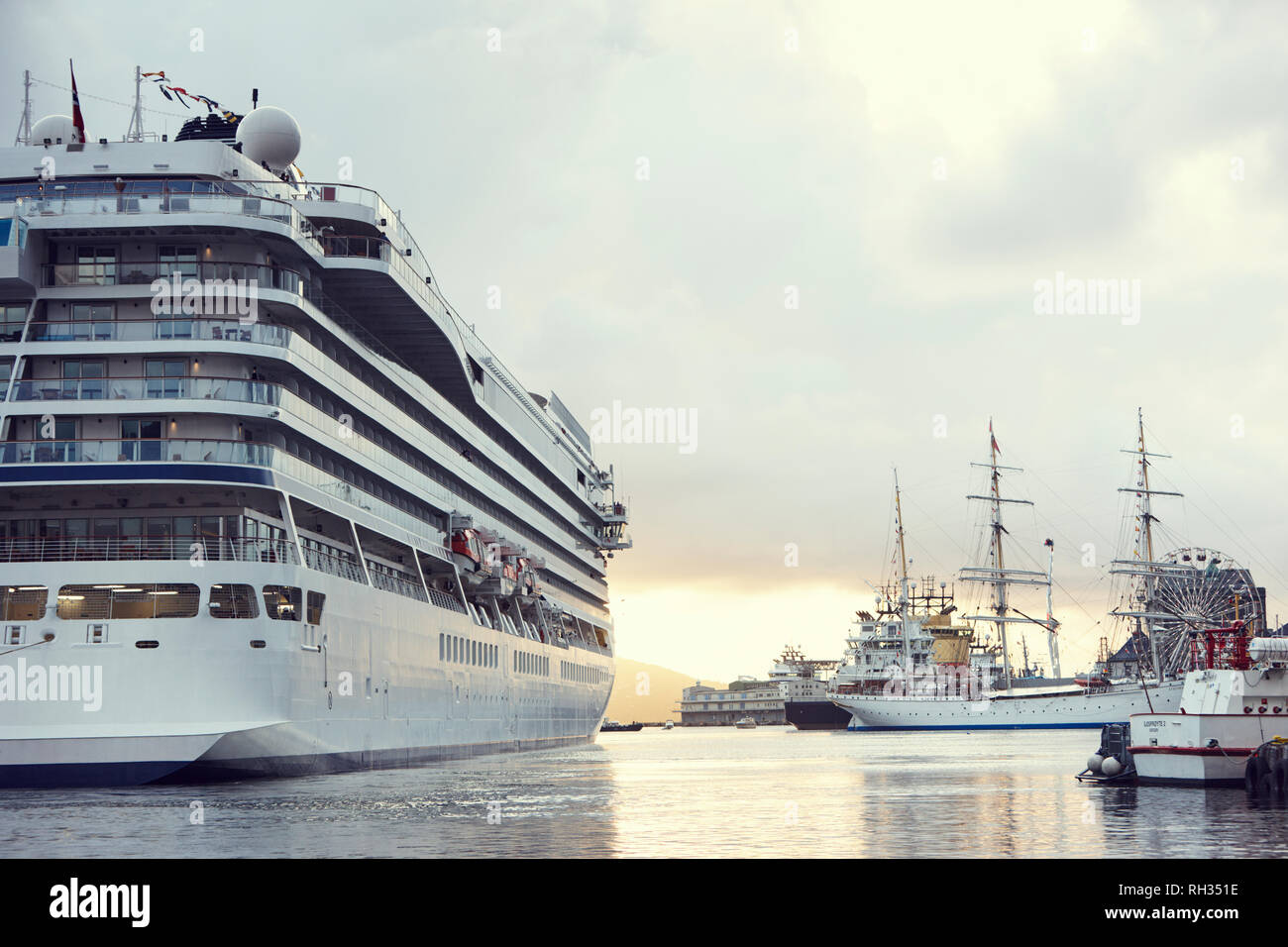 Fähre in den Hafen bei Dämmerung Stockfoto