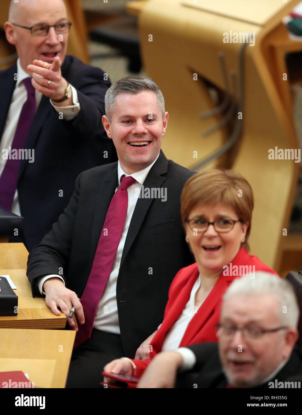 Kabinett Sekretär für Finanzen, Wirtschaft und Fair Work Derek Mackay bietet die schottische Regierung Stufe 1 Budget im schottischen Parlament in Edinburgh. Stockfoto