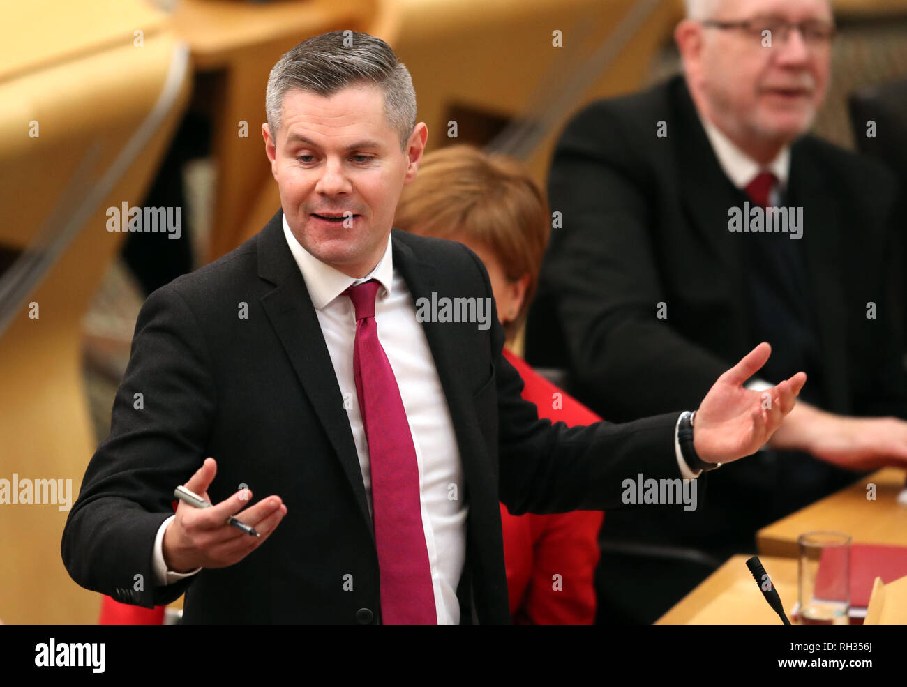 Kabinett Sekretär für Finanzen, Wirtschaft und Fair Work Derek Mackay bietet die schottische Regierung Stufe 1 Budget im schottischen Parlament in Edinburgh. Stockfoto