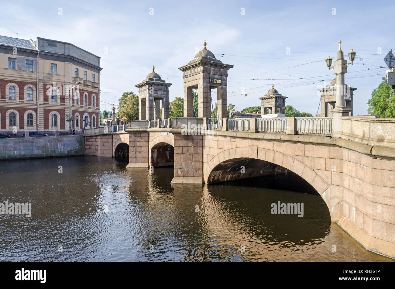 Sankt Petersburg, Russland - 9. September 2018: Fontanka mit dem Staro-Kalinkin Brücke und die Bilding der Marine Hospital Stockfoto