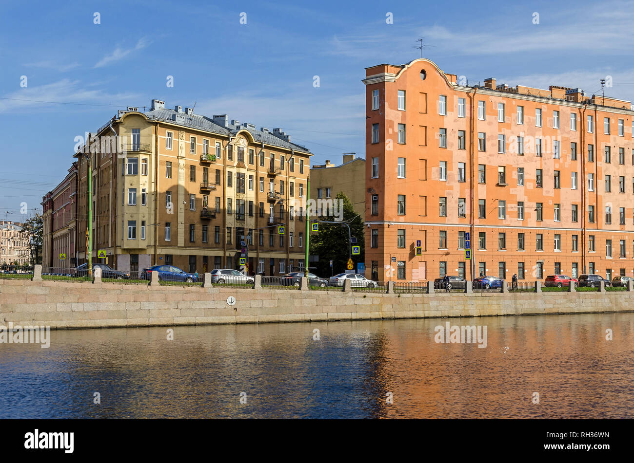 Sankt Petersburg, Russland - 9. September 2018: Ecke von Sadovaya Street und Fontanka mit alten Wohngebäuden Stockfoto