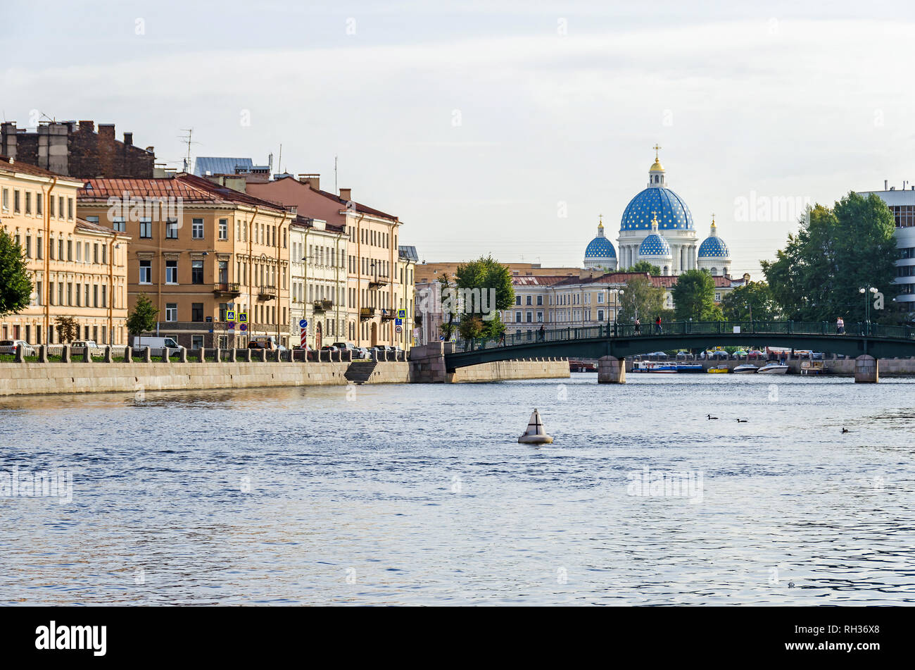 Sankt Petersburg, Russland - 9. September 2018: Fontanka, der Englischen Brücke und die Trinity Cathedral, manchmal auch die Troitsky Stockfoto