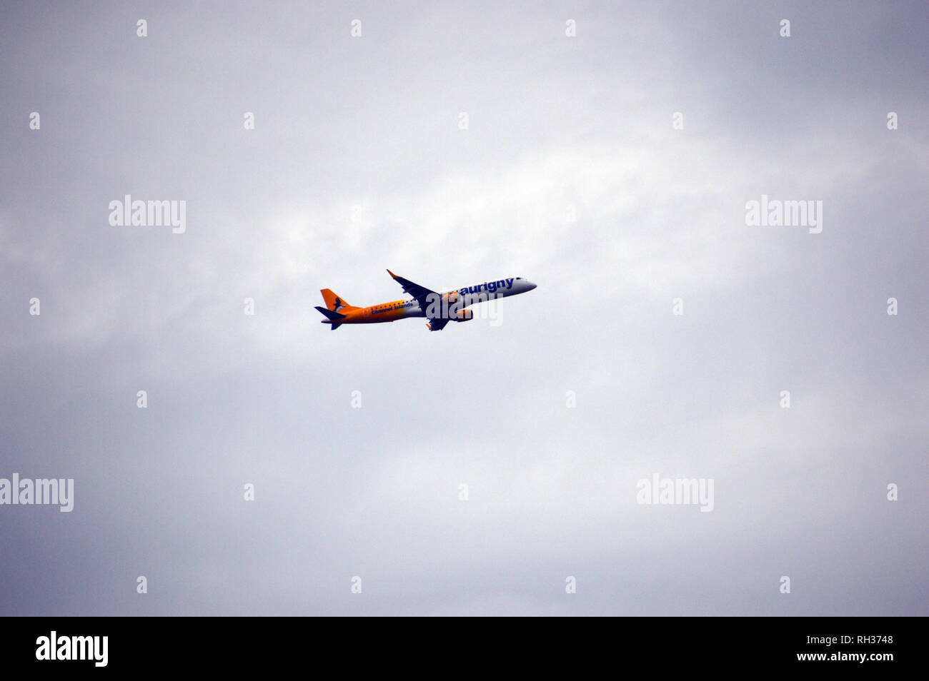 Eine Embraer 195 Twin Jet Engine Aurigny Flugzeug vom Flughafen auf Guernsey, Channel Islands.de. Stockfoto
