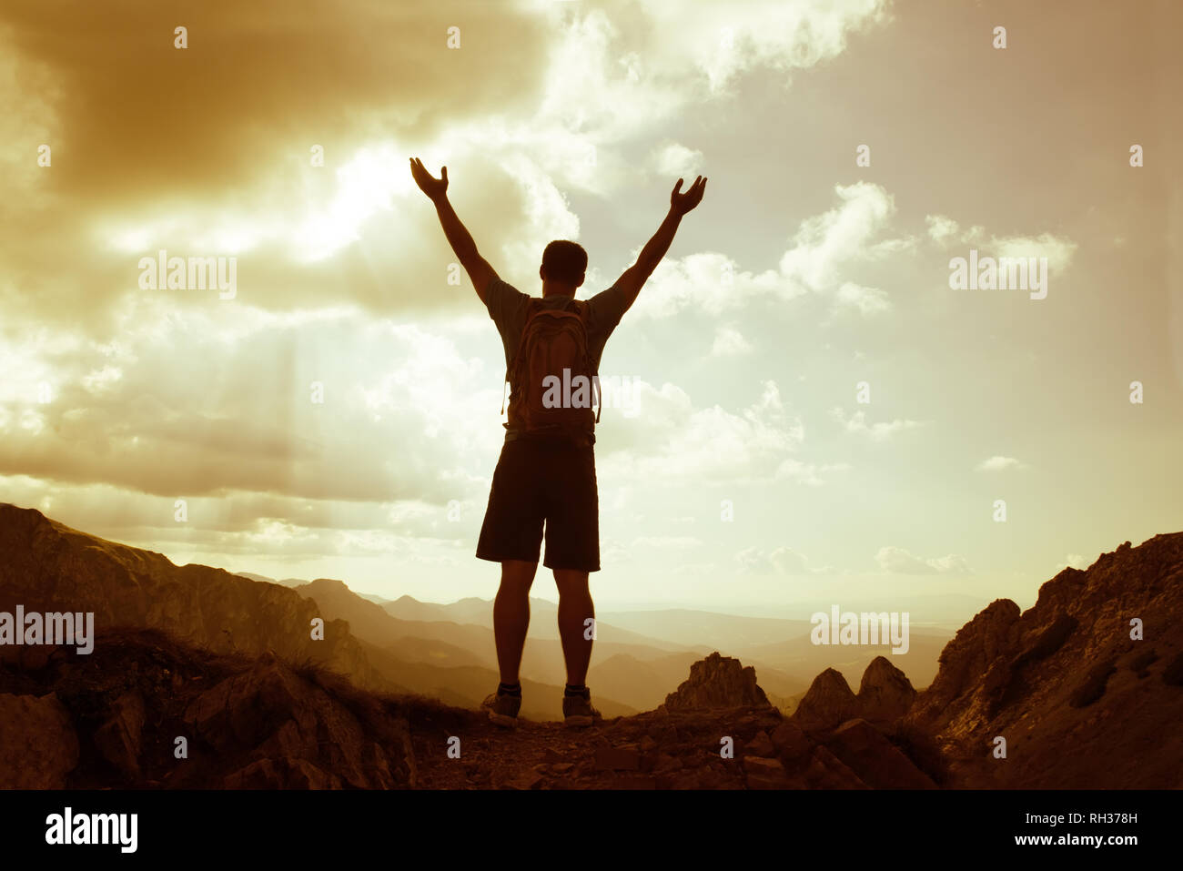 Silhouette der erfolgreiche Mensch auf dem Gipfel des Berges. Konzept der Sport motivation Inspiration Stockfoto