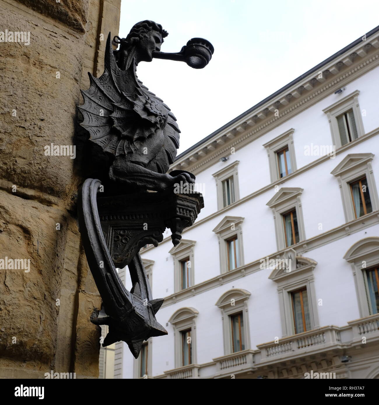 Flugel Halb Mensch Halb Drachen Kerzenhalter Und Horse Hitching Post Auf Dem Stein Wand Von Einer Strasse In Florenz Italien Stockfotografie Alamy