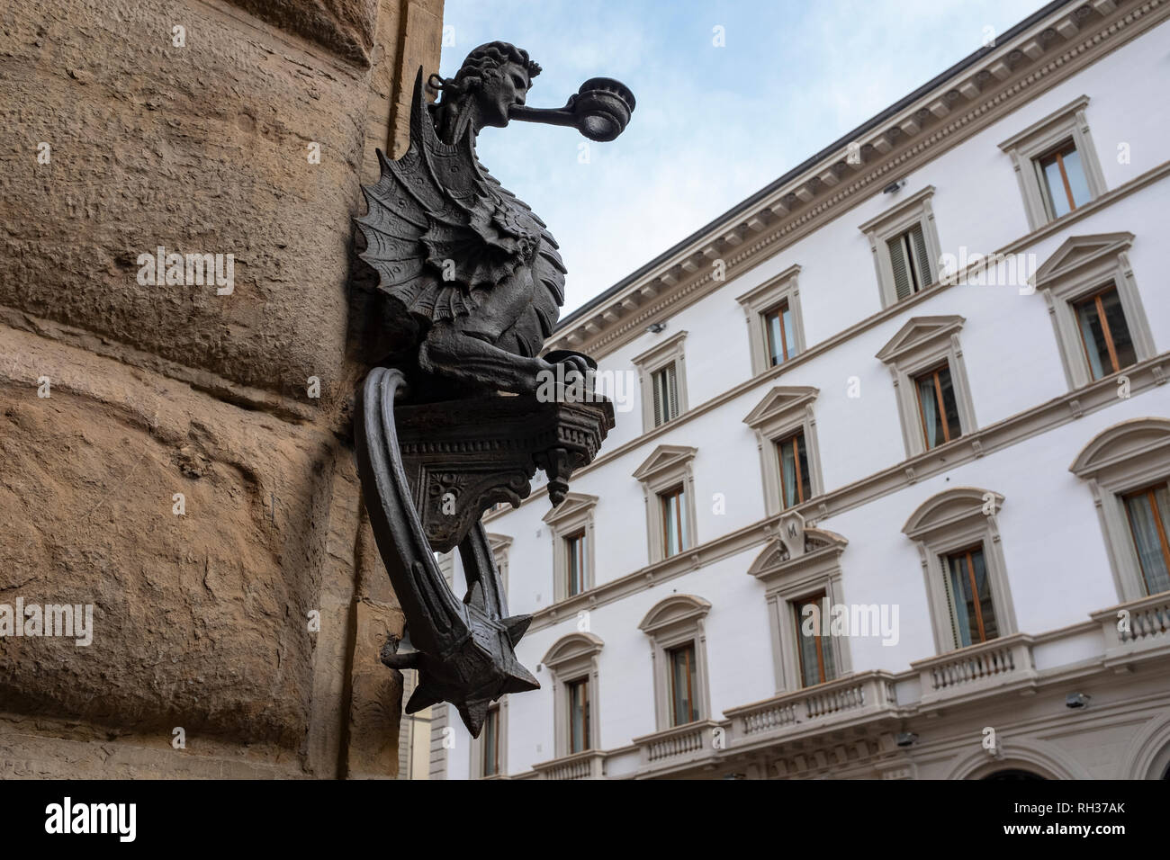 Flügel halb Mensch halb Drachen Kerzenhalter und horse Hitching Post auf dem Stein Wand von einer Straße in Florenz Italien Stockfoto