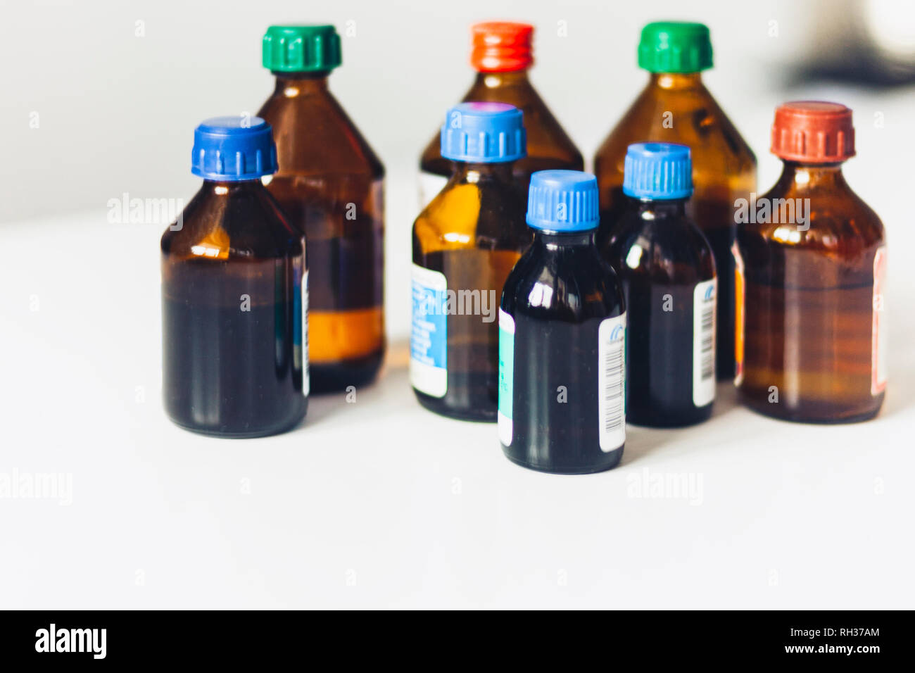 Medizin Flaschen auf weißem Hintergrund mit Kopie scape für Text, retro Konzept closeup Stockfoto