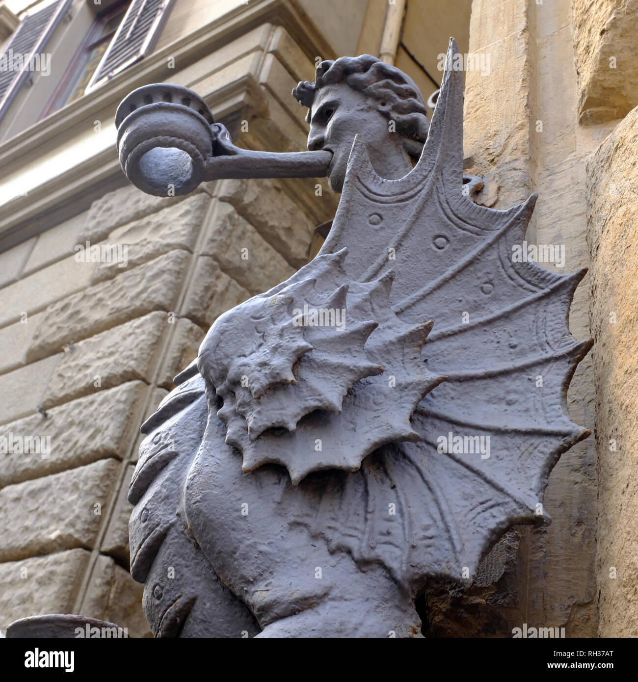 Flügel halb Mensch halb Drachen Kerzenhalter und horse Hitching Post auf dem Stein Wand von einer Straße in Florenz Italien Stockfoto