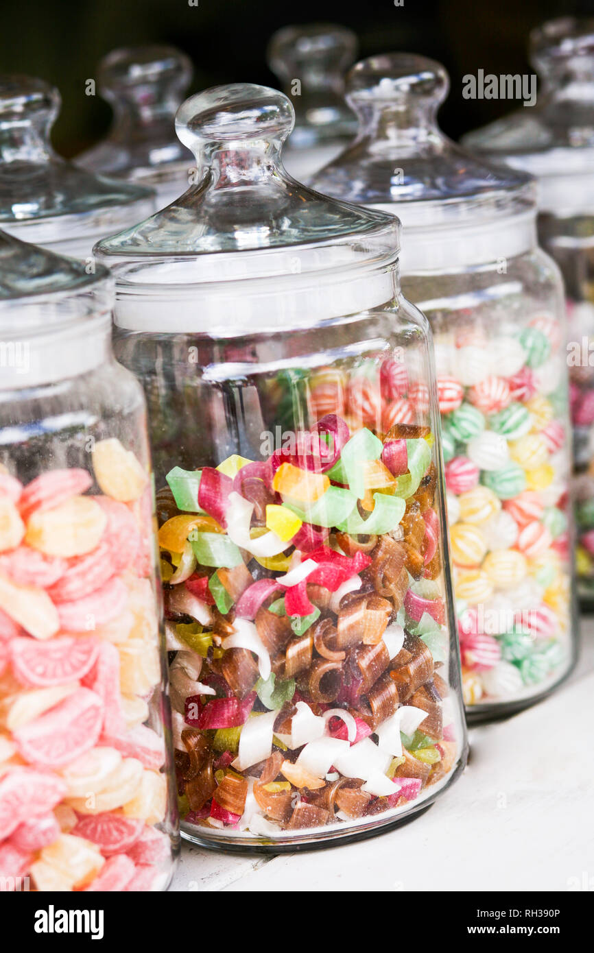 Bonbons in Gläsern Stockfoto