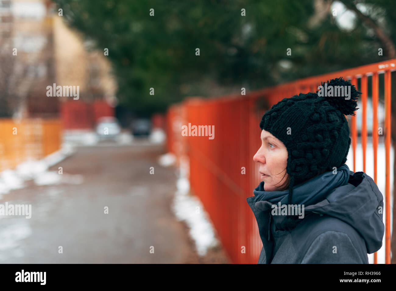 Schöne nach kaukasische Frau street Portrait im Winter, Profil Ansicht von casual Frau mit Cap auf kalten Wintertag Stockfoto