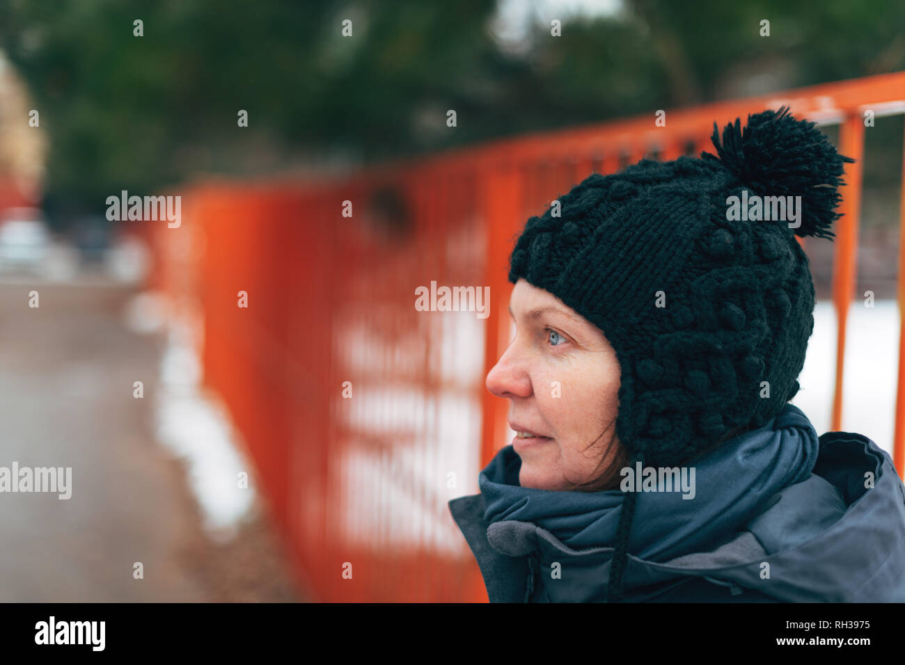 Schöne nach kaukasische Frau street Portrait im Winter, Profil Ansicht von casual Frau mit Cap auf kalten Wintertag Stockfoto