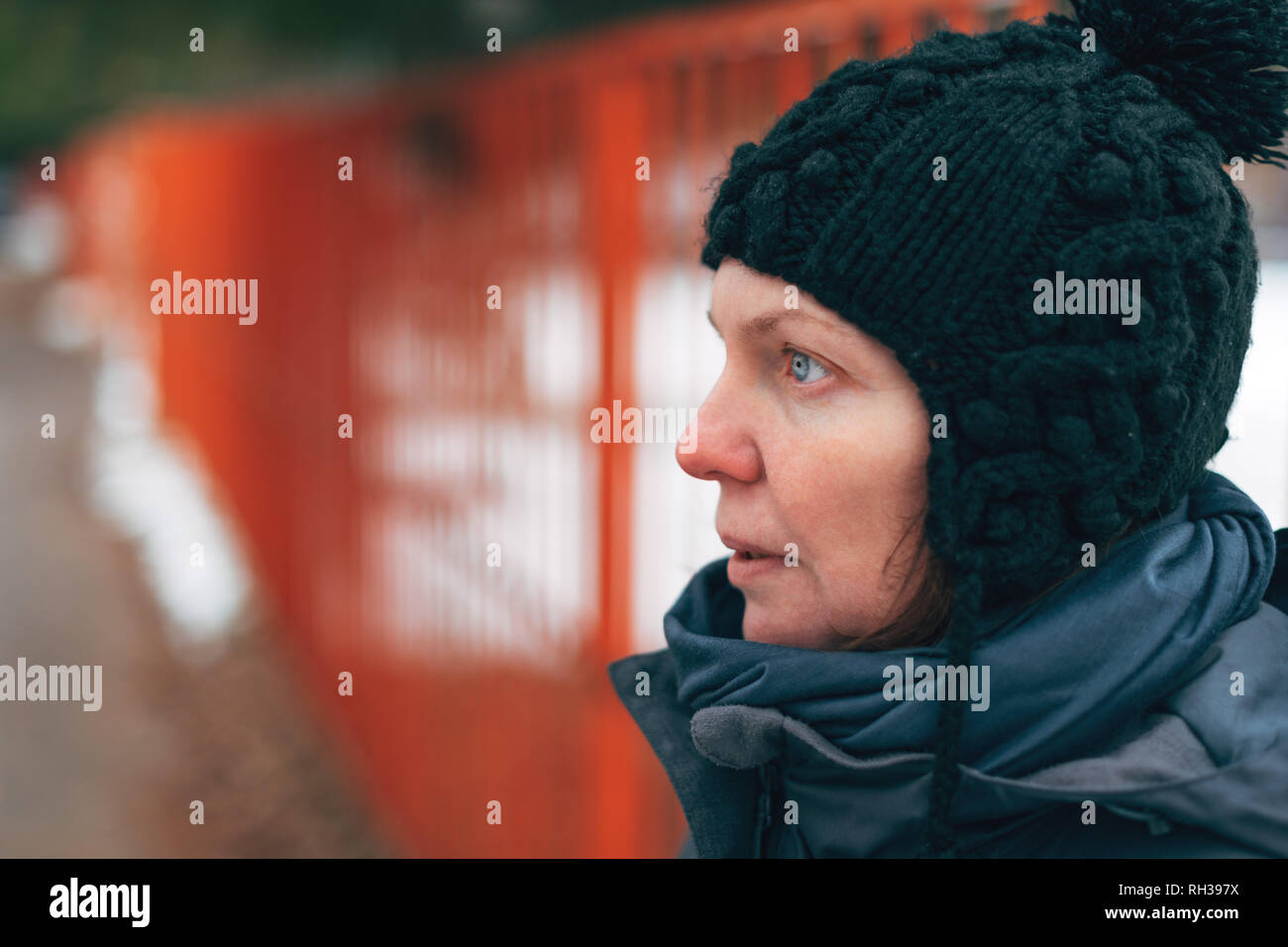 Schöne nach kaukasische Frau street Portrait im Winter, Profil Ansicht von casual Frau mit Cap auf kalten Wintertag Stockfoto