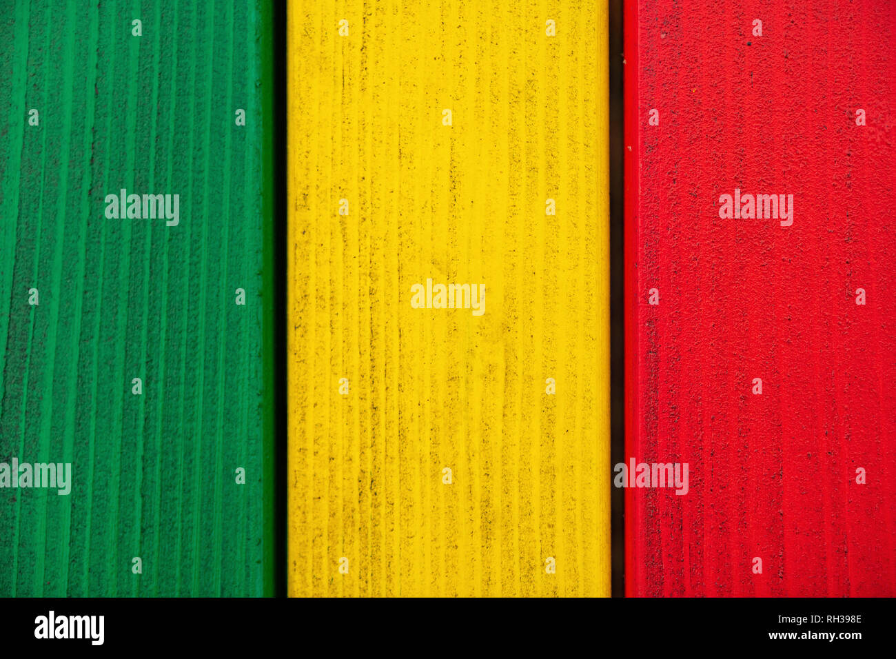 Mehrfarbige Holzbohlen mit lebendigen Farben Stockfoto