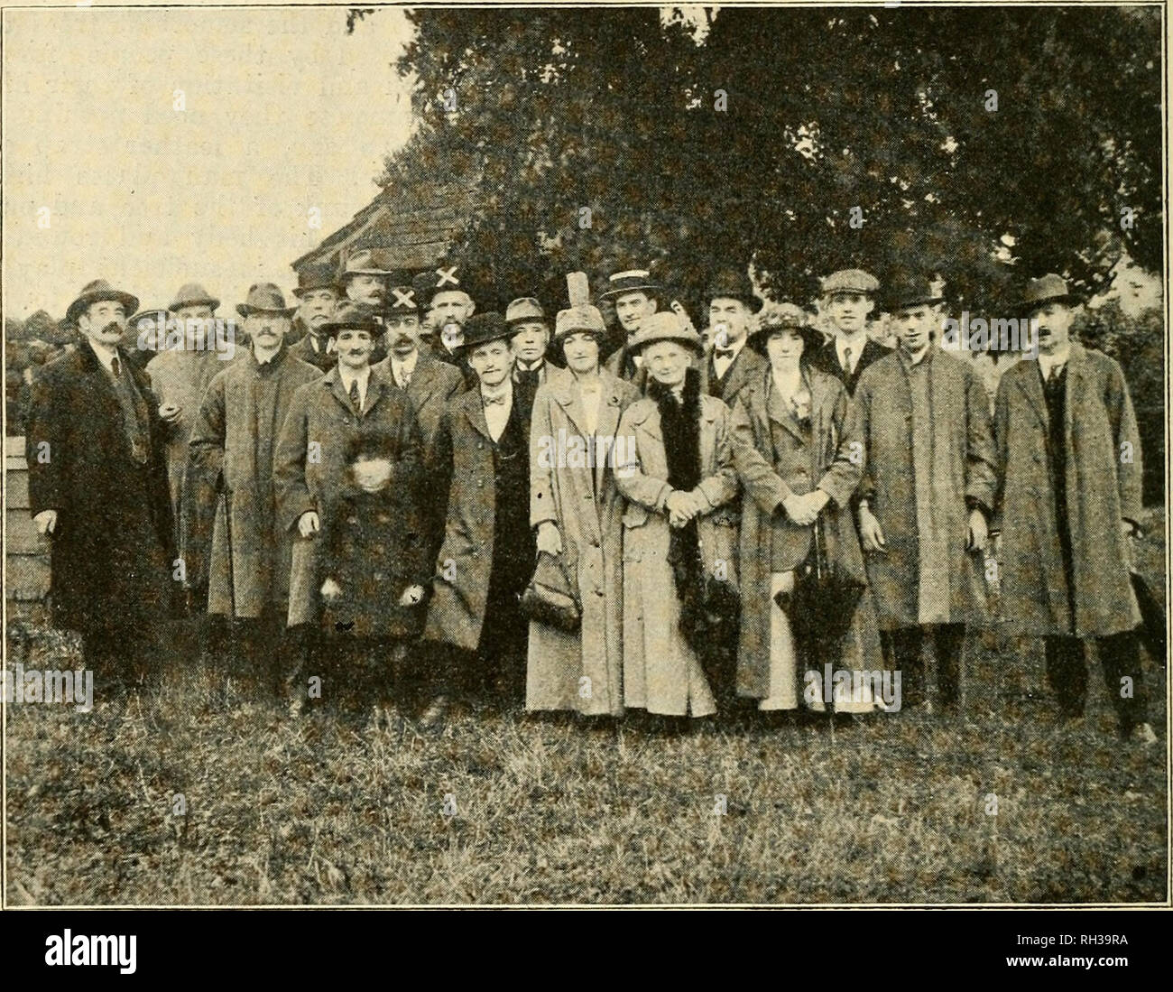 . Britische bee Journal &Amp; Imker Berater. Bienen. 400 DIE BRITISCHE BEE JOURNAL. [Nov. 5, 1914. Diese scharfen Haken, und schenkt sich solche tiefe Wunden in den Bauch, dass er in der Regel stirbt. Sie kommt häufig, dass alte trägt die Vorsichtsmaßnahmen treffen, diese Blätter nach unten mit ihren Vorderpfoten nach vorne zu biegen, da Sie montieren, und damit alle diese offensive Rüstung ist nutzlos. "Eine andere zerstörerische Gerät ist mit mehr Erfolg, die Bären einige Ähnlichkeit mit der der alten Katapult verwendet, und in der Weise, dass im Augenblick der Bär bereitet den Baum zu klettern, zieht er einen String, le Feste Stockfoto