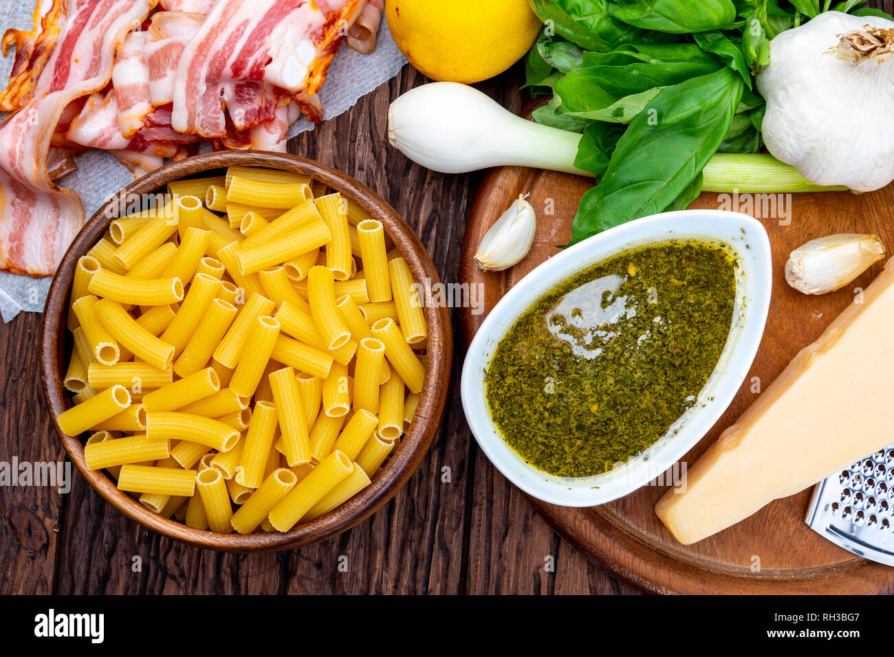 Nudeln mit Pesto (Penne Rigate). Mit Zwiebel und Speck, Käse, Basilikum ...