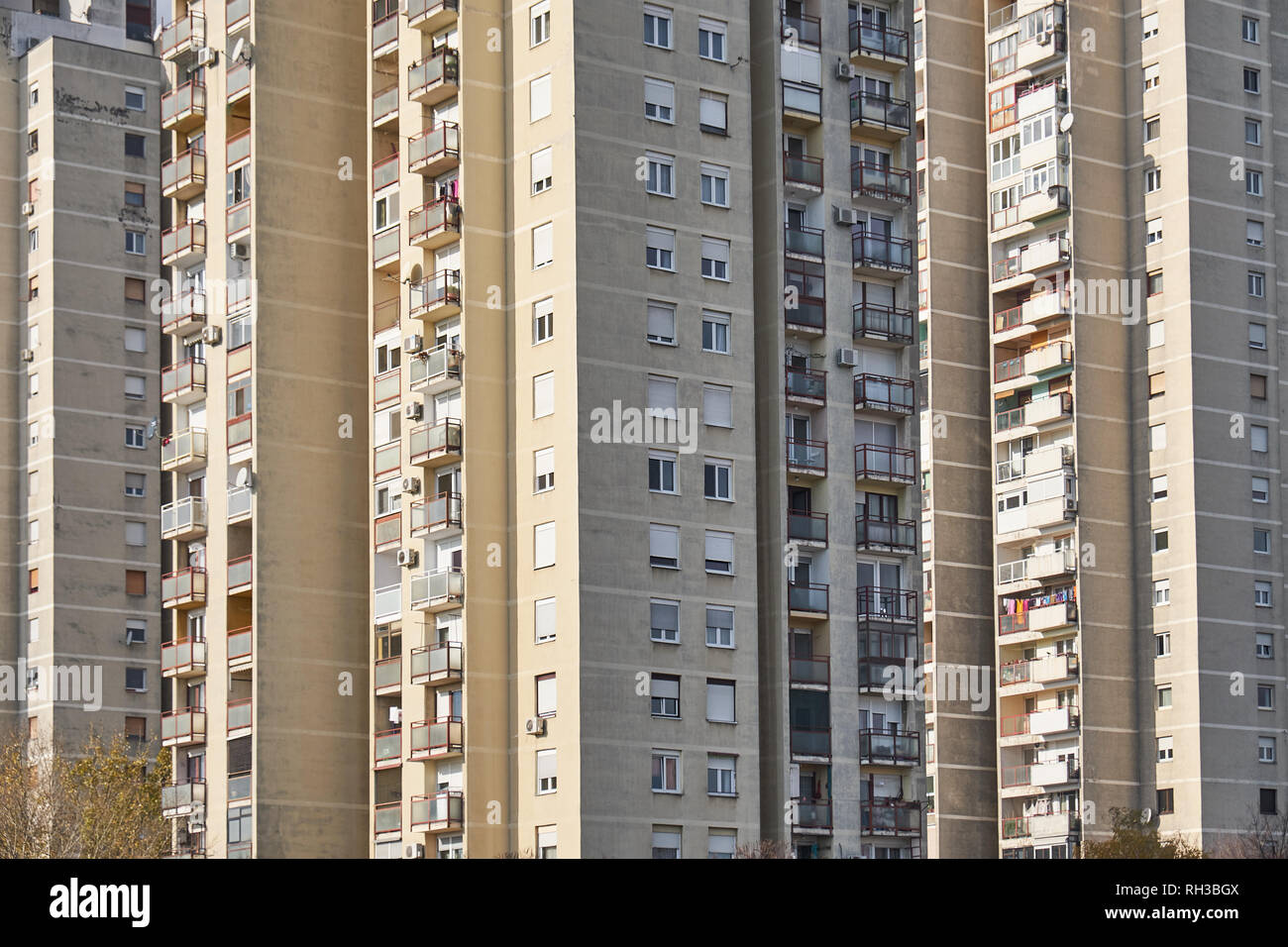 Nahaufnahme Der brutalist Architektur eines typischen Wohnblock in Novi Zagreb. In Zagreb, Kroatien. Stockfoto