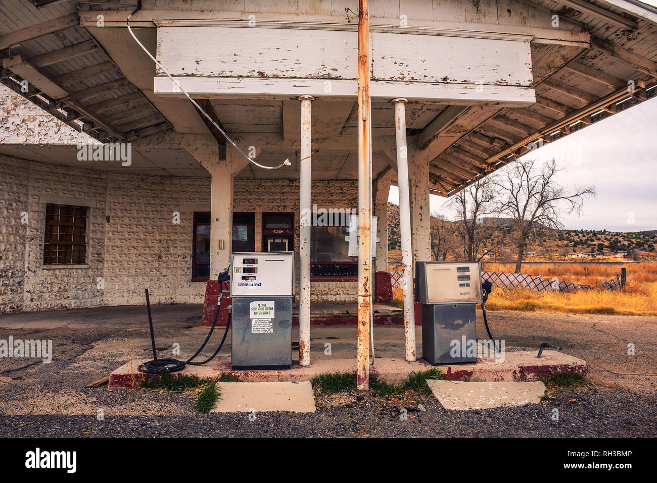 Verlassene Tankstelle an der historischen Route 66 in Arizona Stockfoto